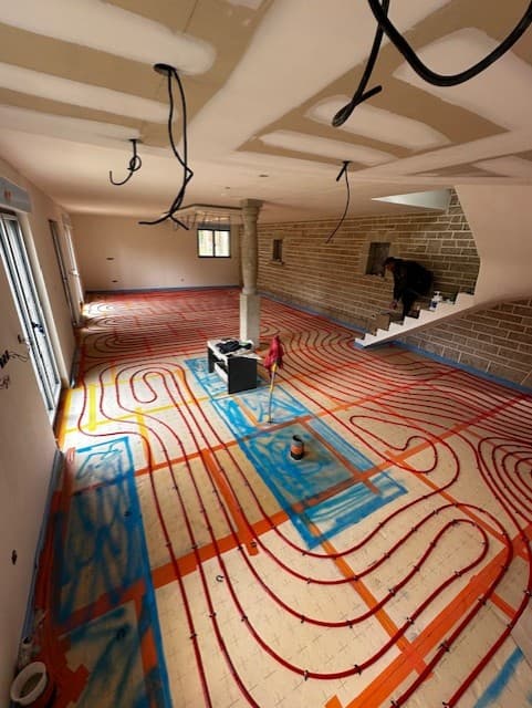 Installation d'un réseaux de chauffage pour plancher chauffant relié à une pompe à chaleur Air-Eau