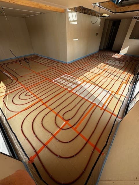 Installation d'un réseaux de chauffage pour plancher chauffant relié à une pompe à chaleur Air-EAu